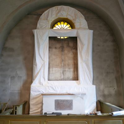 Intäckning av altaruppsatsens inramning. Väggarna rengjordes och mögelsanerades sedan.