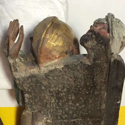 Gråvita mögelprickar på baksidan av en av skåpets figurgrupper